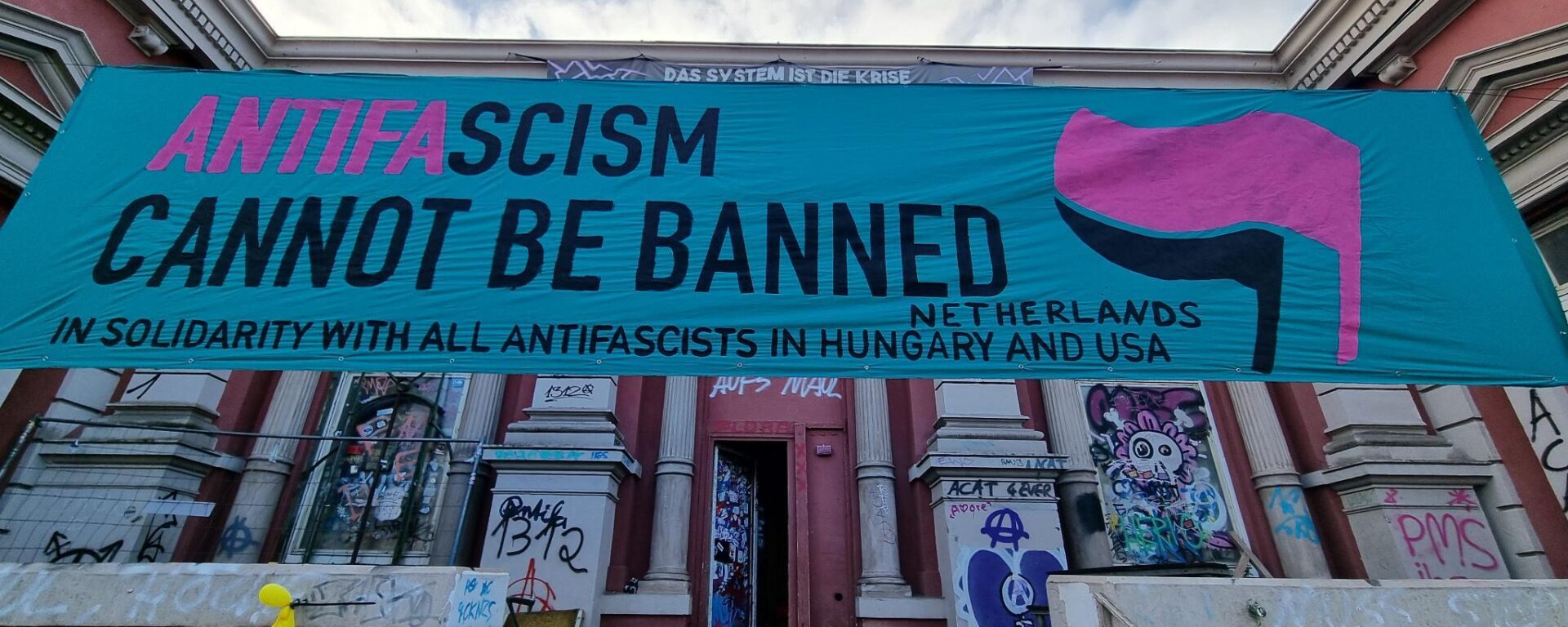Banner mit der Aufschrift "Antifascism can not be banned"