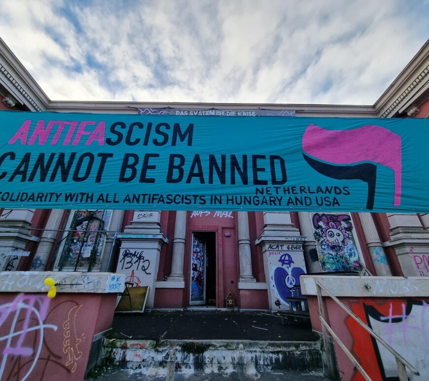 Banner mit der Aufschrift "Antifascism can not be banned"