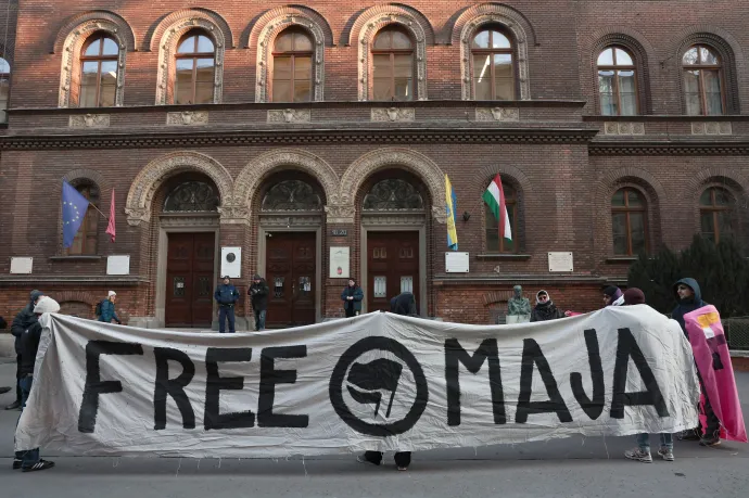 Free Maja Transparent vor dem Budapester Stadtgericht